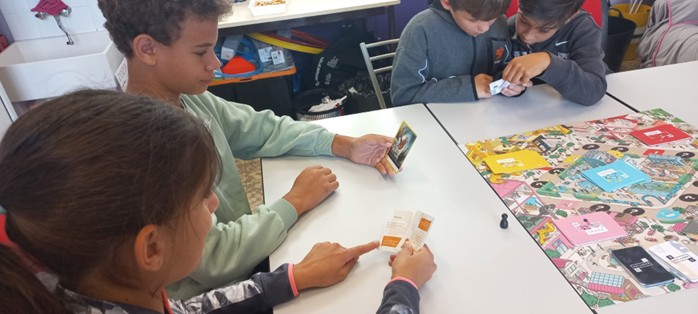 Photographie des élèves jouant au jeu Sémio City.